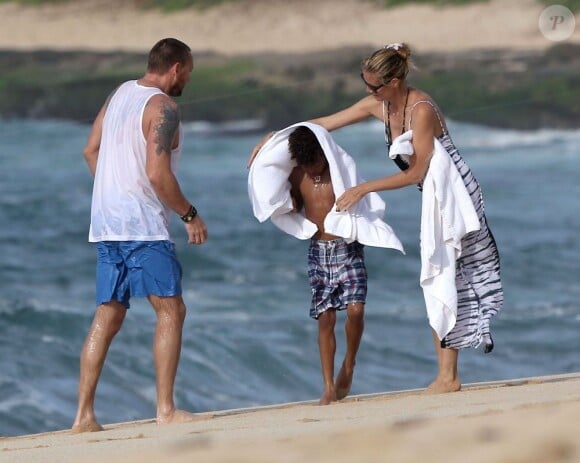 Le mannequin Heidi Klum, son petit ami Martin Kirsten et son fils Henry sur la plage à Hawaï, le 1er avril 2013. Le petit garçon a échappé à la noyade.