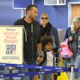 Heidi Klum, Martin Kirsten et les enfants du mannequin Henry, Leni, Johan et Lou à l'aéroport de Los Angeles, le 1er avril 2013.