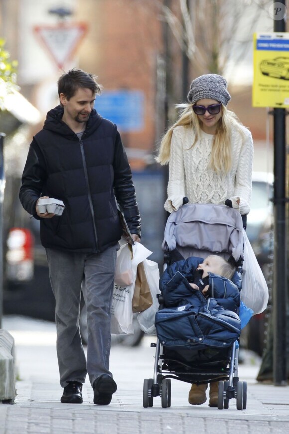 Kate Hudson et Matthew Bellamy font leurs courses avec leur fils Bingham à Londres, le 17 février 2013.