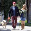 Jon Hamm et sa petite amie Jennifer Westfeldt promènent leur chien dans le quartier de West Hollywood à Los Angeles, le 2 avril 2013.