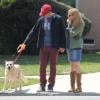Jon Hamm promène son chien avec sa petite amie Jennifer Westfeldt dans les rues de West Hollywood à Los Angeles, le 2 avril 2013.
