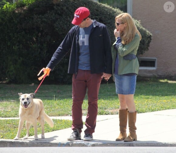 Jon Hamm promène son chien avec sa petite amie Jennifer Westfeldt dans les rues de West Hollywood à Los Angeles, le 2 avril 2013.
