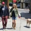 Jon Hamm et sa petite amie Jennifer Westfeldt promènent leur chien dans le quartier de West Hollywood à Los Angeles, le 2 avril 2013.
