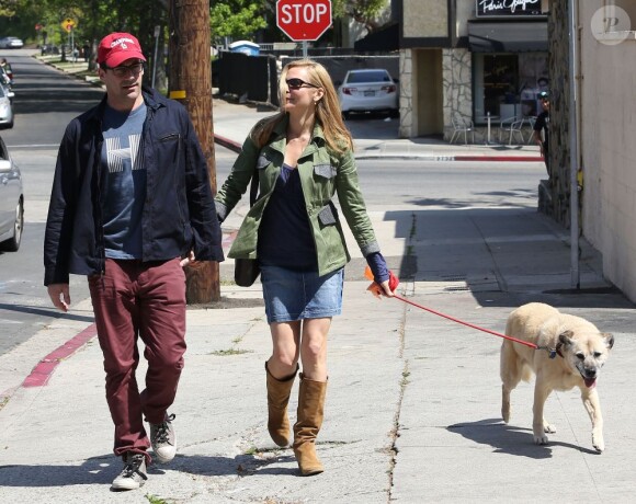 Jon Hamm et sa petite amie Jennifer Westfeldt promènent leur chien dans le quartier de West Hollywood à Los Angeles, le 2 avril 2013.