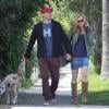 Jon Hamm et sa petite amie Jennifer Westfeldt promènent leur chien dans le quartier de West Hollywood à Los Angeles, le 2 avril 2013.