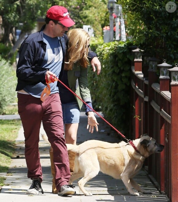 Jon Hamm et sa petite amie Jennifer Westfeldt promènent leur chien dans le quartier de West Hollywood à Los Angeles, le 2 avril 2013.