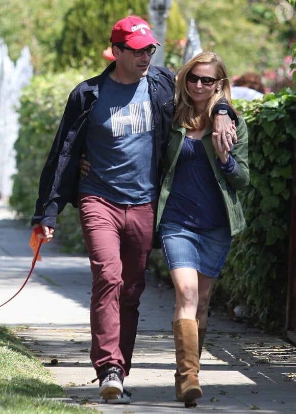 Jon Hamm se promène avec sa petite amie Jennifer Westfeldt dans les rues de West Hollywood à Los Angeles, le 2 avril 2013.