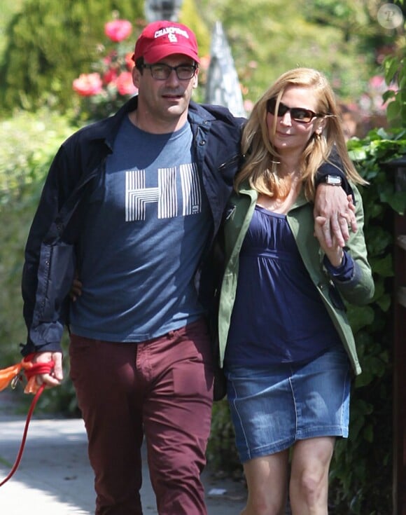 Jon Hamm et sa petite amie Jennifer Westfeldt promènent leur chien dans le quartier de West Hollywood à Los Angeles, le 2 avril 2013.