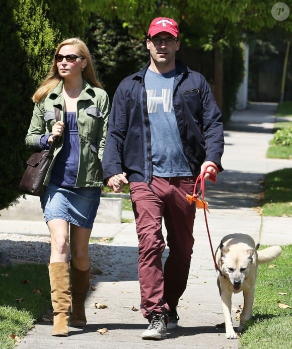 Jon Hamm et sa petite amie Jennifer Westfeldt promènent leur chien dans le quartier de West Hollywood à Los Angeles, le 2 avril 2013.