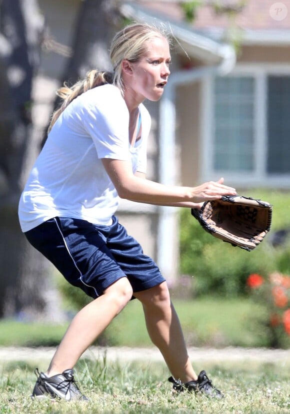 Kendra Wilkinson et son mari Hank Baskett jouent au softball a Calabasas le 30 mars 2013