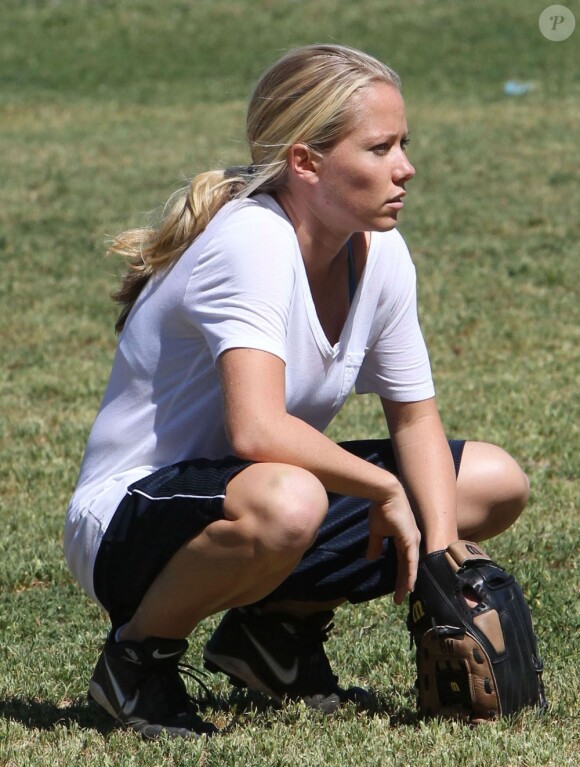 Kendra Wilkinson et son mari Hank Baskett jouent au softball a Calabasas le 30 mars 2013