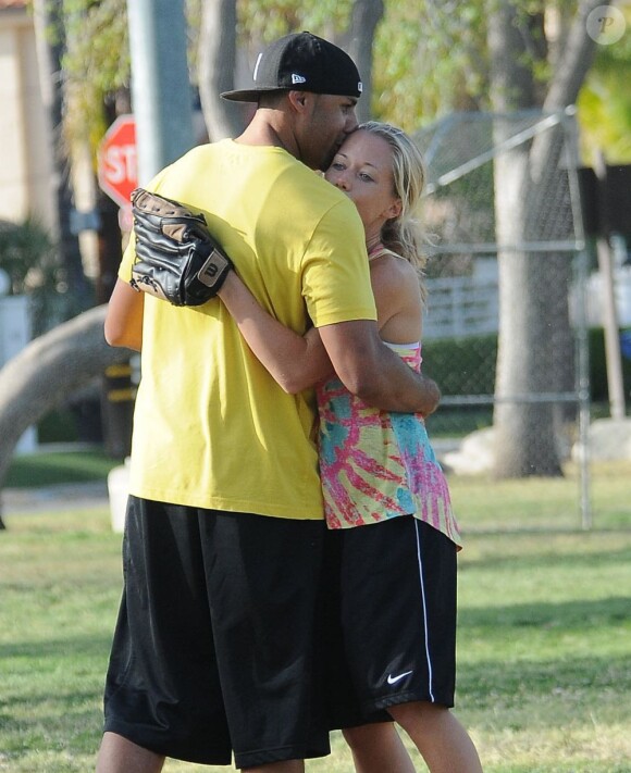 Kendra Wilkinson et son mari Hank Baskett jouent au softball a Calabasas, le 23 mars 2013.