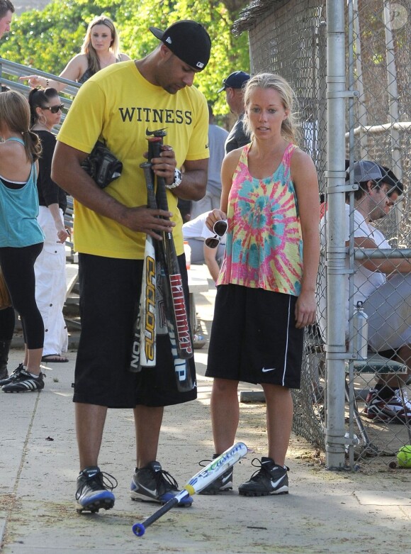 Kendra Wilkinson et son mari Hank Baskett jouent au softball a Calabasas, le 23 mars 2013.