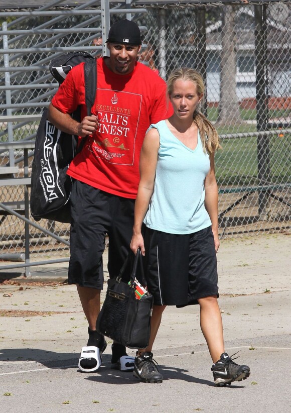 Kendra Wilkinson et son mari Hank Baskett jouent au softball a Calabasas le 16 mars 2013.