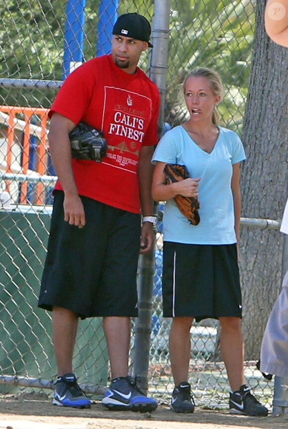 Kendra Wilkinson et son mari Hank Baskett jouent au softball a Calabasas le 16 mars 2013.