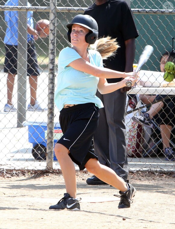 Kendra Wilkinson et son mari Hank Baskett jouent au softball a Calabasas le 16 mars 2013.