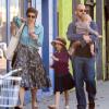 Exclu - Maggie Gyllenhaal et son mari Peter Sarsgaard emmènent leurs filles Ramona et Gloria faire du shopping à Beverly Hills, le 1er avril 2013.