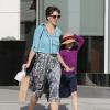 Exclu - Maggie Gyllenhaal fait du shopping avec sa fille Ramona, dans les rues de Beverly Hills, le 1er avril 2013.