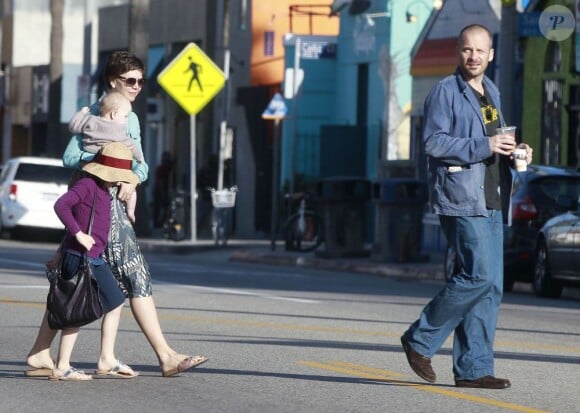 Exclu - Maggie Gyllenhaa avec son mari Peter Sarsgaard et leurs filles Ramona et Gloria dans les rues de Beverly Hills, le 1er avril 2013.