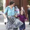 Exclu - Maggie Gyllenhaal et son mari Peter Sarsgaard emmènent leurs filles Ramona et Gloria faire du shopping à Beverly Hills, le 1er avril 2013.