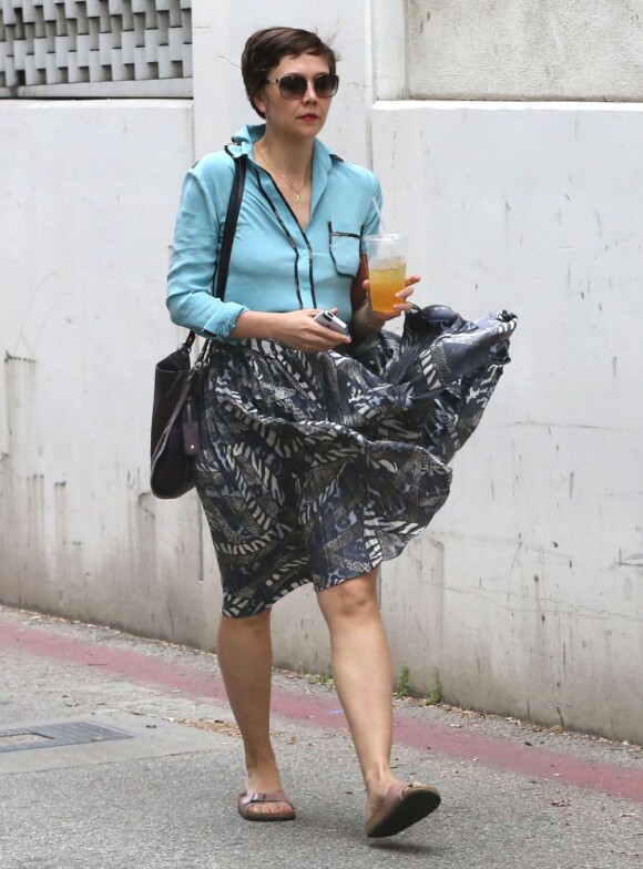 Exclu - Maggie Gyllenhaal dans les rues de Beverly Hills, le 1er avril 2013.