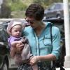 Exclu - Maggie Gyllenhaal en compagnie de sa fille Gloria dans les rues de Beverly Hills, le 1er avril 2013.