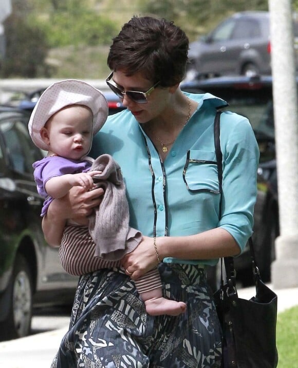 Exclu - Maggie Gyllenhaal en compagnie de sa fille Gloria dans les rues de Beverly Hills, le 1er avril 2013.