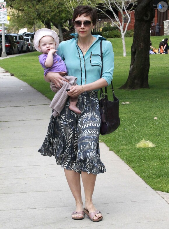 Exclu - Maggie Gyllenhaal et sa fille Gloria dans les rues de Beverly Hills, le 1er avril 2013.