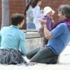 Exclu - Maggie Gyllenhaal et sa fille Gloria dans les rues de Beverly Hills, le 1er avril 2013.