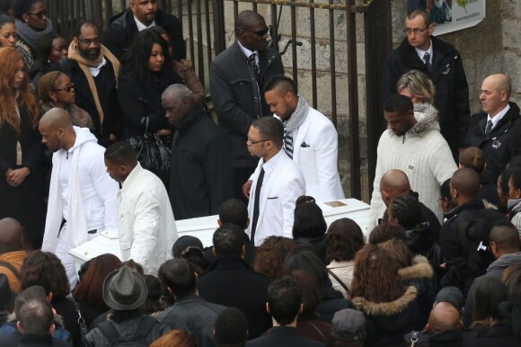 Sortie d'église lors des obsèques de Gérald Babin (candidat de Koh Lanta), à Nemours, le vendredi 5 avril 2013 - Un cortège blanc porte le cercueil