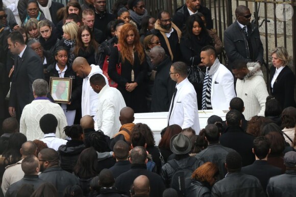 Sortie d'église lors des obsèques de Gérald Babin (candidat de Koh Lanta), à Nemours, le vendredi 5 avril 2013 - Un cortège blanc porte avec dignité le cercueil de Gérald Babin