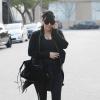 La star de télé-réalité Kim Kardashian, au téléphone, se rend de bon matin à une séance de sport à Studio City, le 5 avril 2013.