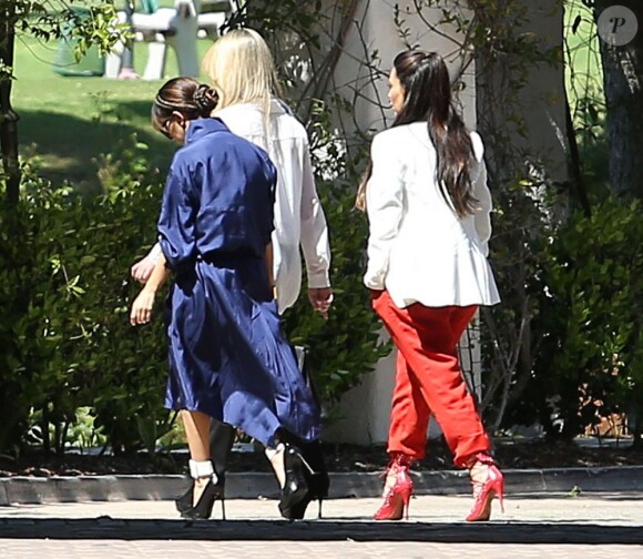 Kim Kardashian enceinte et sa soeur aînée Kourtney à Westlake Village le 5 avril 2013.