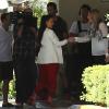 Kim Kardashian enceinte et sa soeur Kourtney à Westlake Village le 5 avril 2013.