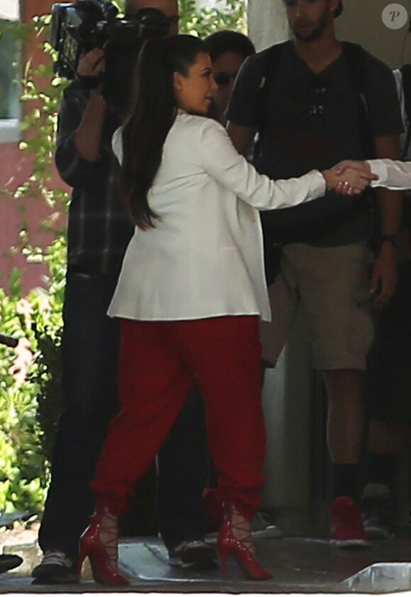 Kim Kardashian et sa soeur Kourtney à Westlake Village le 5 avril 2013.