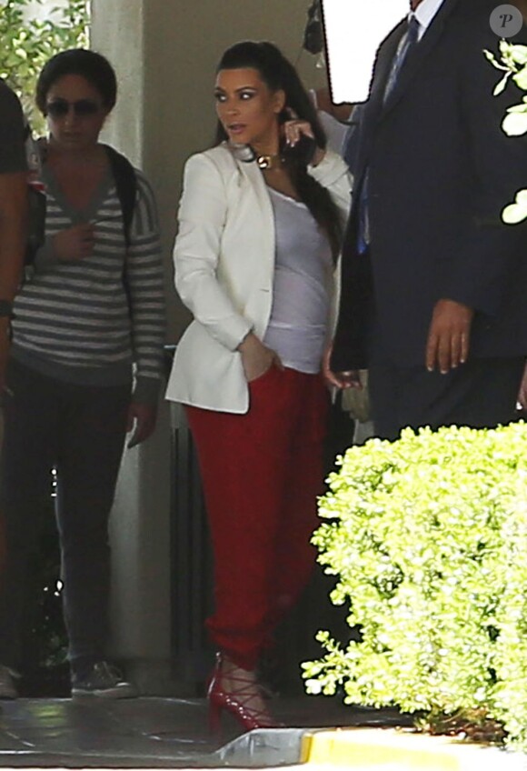 Kim Kardashian enceinte et sa soeur Kourtney à Westlake Village le 5 avril 2013.