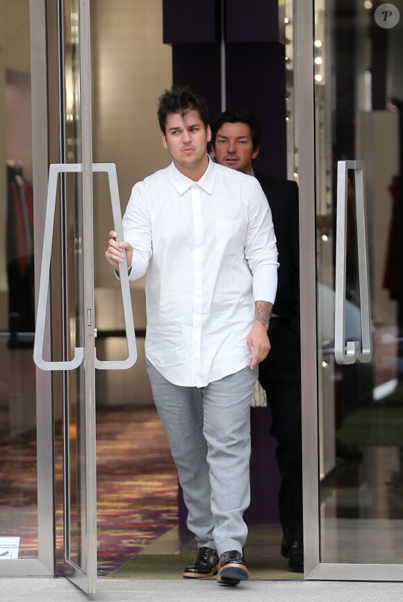 Rob Kardashian, sa mère Kris Jenner et sa fiancée Naza Jafarian en shopping à Paris chez Valentino, Hermès et Balenciaga le 5 avril 2013.
