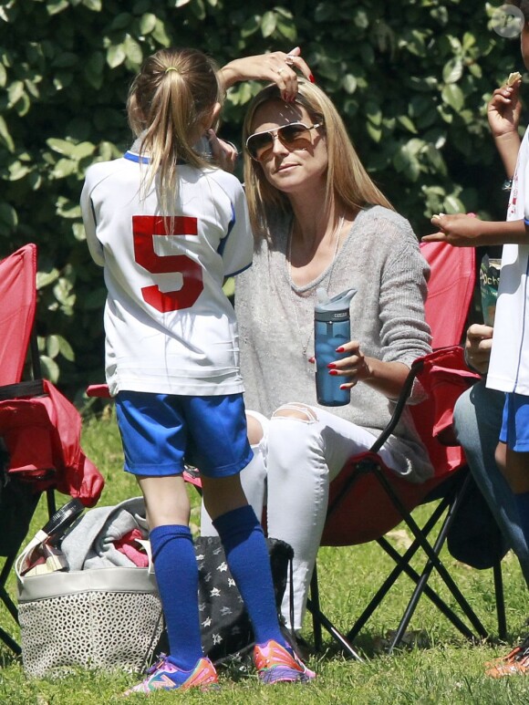 Heidi Klum et son compagnon et ex-garde du corps Martin Kirsten ont assisté à un match de foot des enfants du mannequin, Leni, Henry, Johan et Lou. A Brentwood le 6 avril 2013.