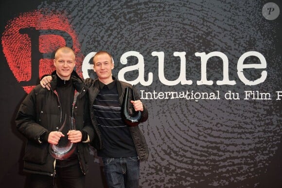 Les acteurs du film Northwest Gustav et Oscar Dyekjaer Giese remportent le Prix de la Critique pendant la cérémonie de clôture du 5e Festival International du Film Policier à Beaune le 7 avril 2013.