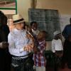 Madonna et ses enfants David et Mercy dans une salle de classe du Centre pour enfants de Mphandula à Mchinji au Malawi, le 5 avril 2013.