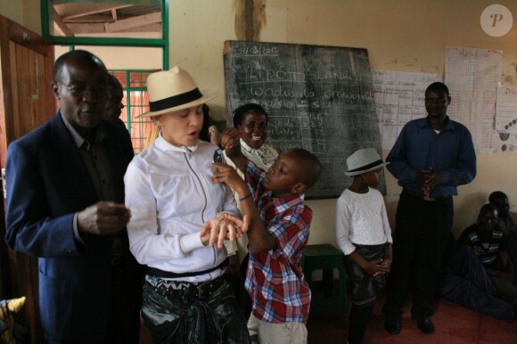 Madonna et ses enfants David et Mercy dans une salle de classe du Centre pour enfants de Mphandula à Mchinji au Malawi, le 5 avril 2013.