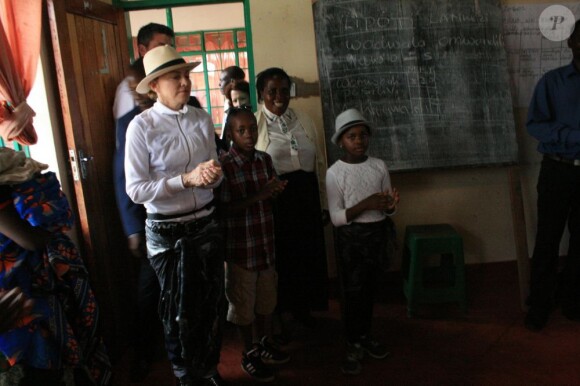 Madonna et ses enfants, David et Mercy, assistent à une leçon au Centre pour enfants de Mphandula à Mchinji au Malawi, le 5 avril 2013.