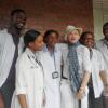 Madonna au côté d'étudiants du Malawi College of Medicine à l'hôpital Queen Elizabeth Central à Blantyre au Malawi, le 4 avril 2013.