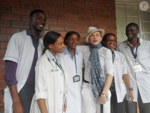 Madonna au côté d'étudiants du Malawi College of Medicine à l'hôpital Queen Elizabeth Central à Blantyre au Malawi, le 4 avril 2013.