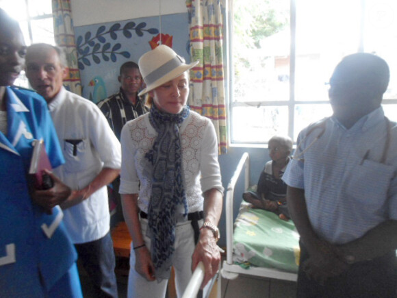 Madonna rencontre les patients de l'hôpital Queen Elizabeth Central Hospital à Blantyre, au Malawi, le 4 avril 2013.