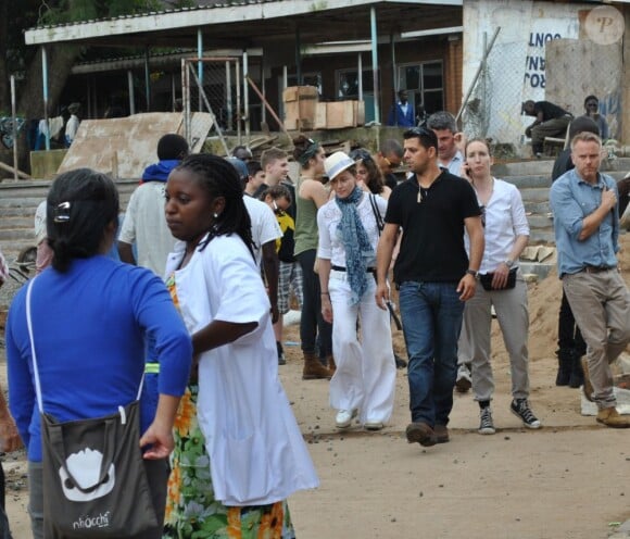 Madonna dans les rues de Blantyre au Malawi où elle est actuellement en visite, le 4 avril 2013.