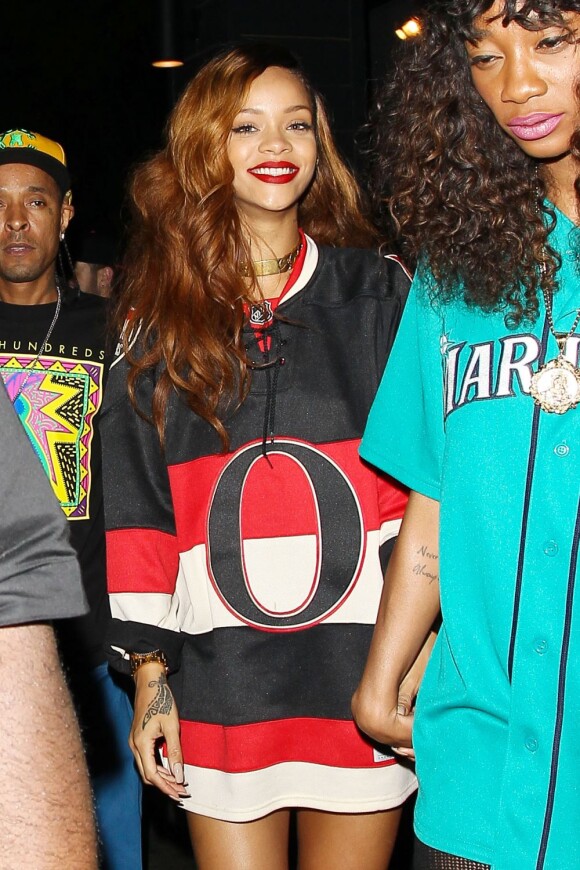 Rihanna, tout sourire à la veille de son concert au Staples Center à Los Angeles, quitte la boîte de nuit Greystone Manor avec sa meilleure amie Melissa Forde. West Hollywood, le 7 avril 2013.