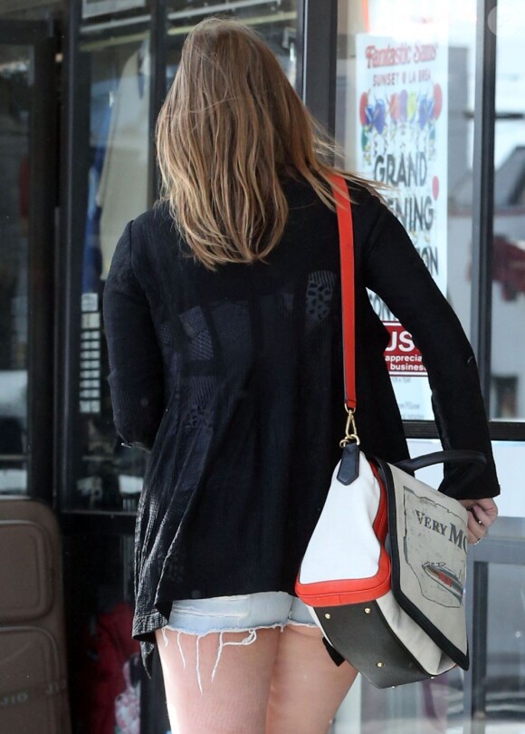 Mischa Barton de sortie au centre commercial Sunset Plaza à Los Angeles, le 8 avril 2013.
