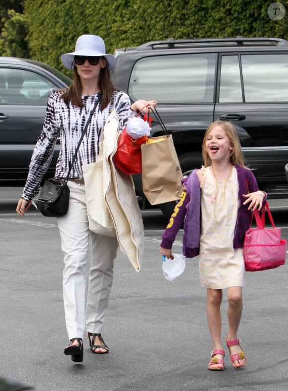 Jennifer Garner et ses filles Violet et Seraphina à Brentwood, le 8 avril 2013