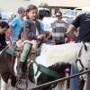 Jennifer Garner a emmené Violet et Seraphina au Farmers Market, le 8 avril 2013 à Pacific Palisades - Seraphina, toujours aussi mignonne, en a profité pour faire du poney